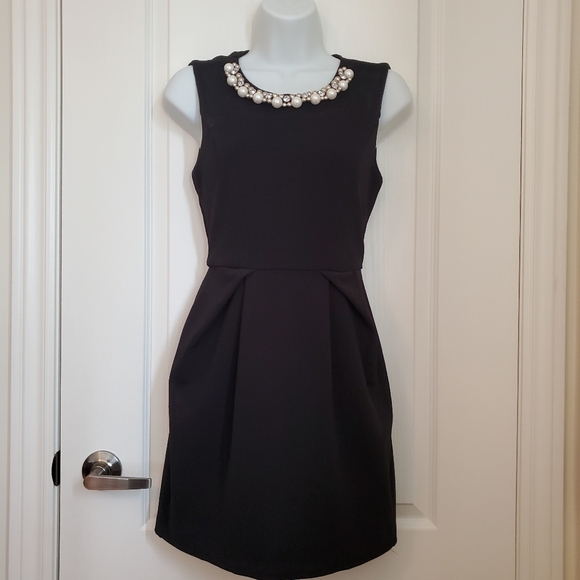 🎈2/$50 F21 LBD w/ Pearl and Rhinestone Collar - Picture 4 of 10